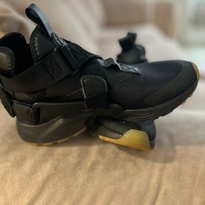 Nike air gum bottoms huarache sneakers